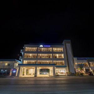 Surfrider Resort Hotel